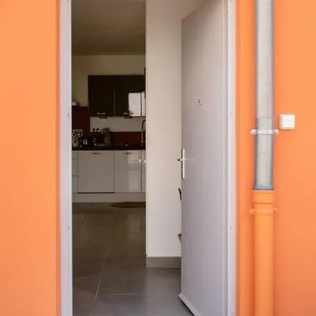 Charming & Bright With Garden & Parking *