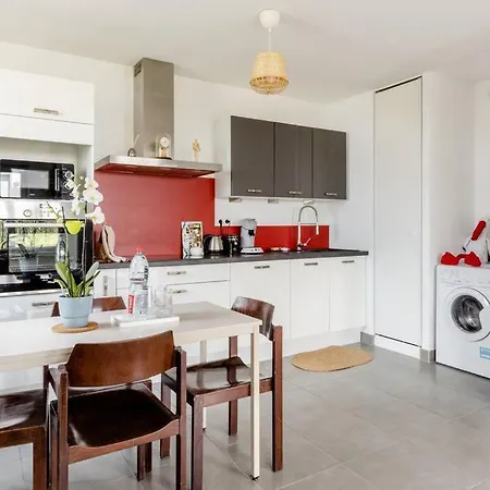 Charming & Bright With Garden & Parking Appartement