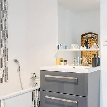 Charming & Bright With Garden & Parking *