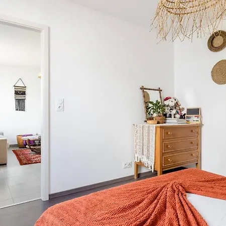 Charming & Bright With Garden & Parking Appartement *