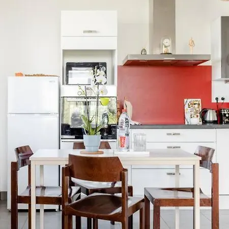 Charming & Bright With Garden & Parking *