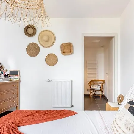 Charming & Bright With Garden & Parking Appartement *