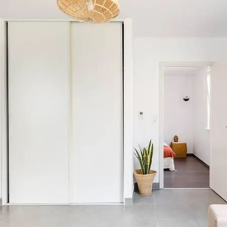 Charming & Bright With Garden & Parking *
