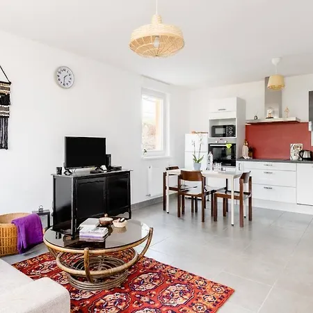 Charming & Bright With Garden & Parking Appartement *